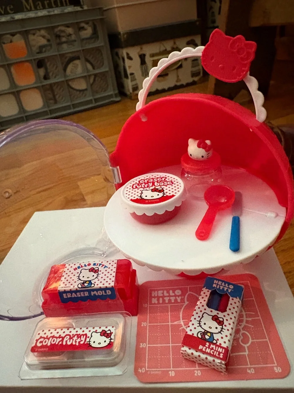 MGA's Miniverse - Make It Mini Hello Kitty ; Red